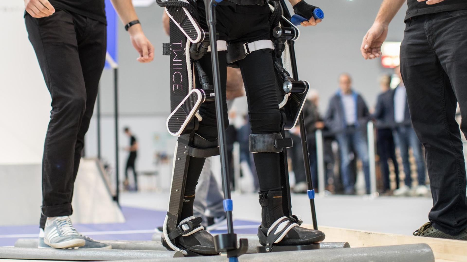 Auf der Pflegemesse Rehacare wird ein Exoskelett vorgestellt, das querschnittsgelähmten Menschen als Stütze dienen kann. Auf der Pflegemesse Rehacare wird ein Exoskelett vorgestellt, das querschnittsgelähmten Menschen als Stütze dienen kann.