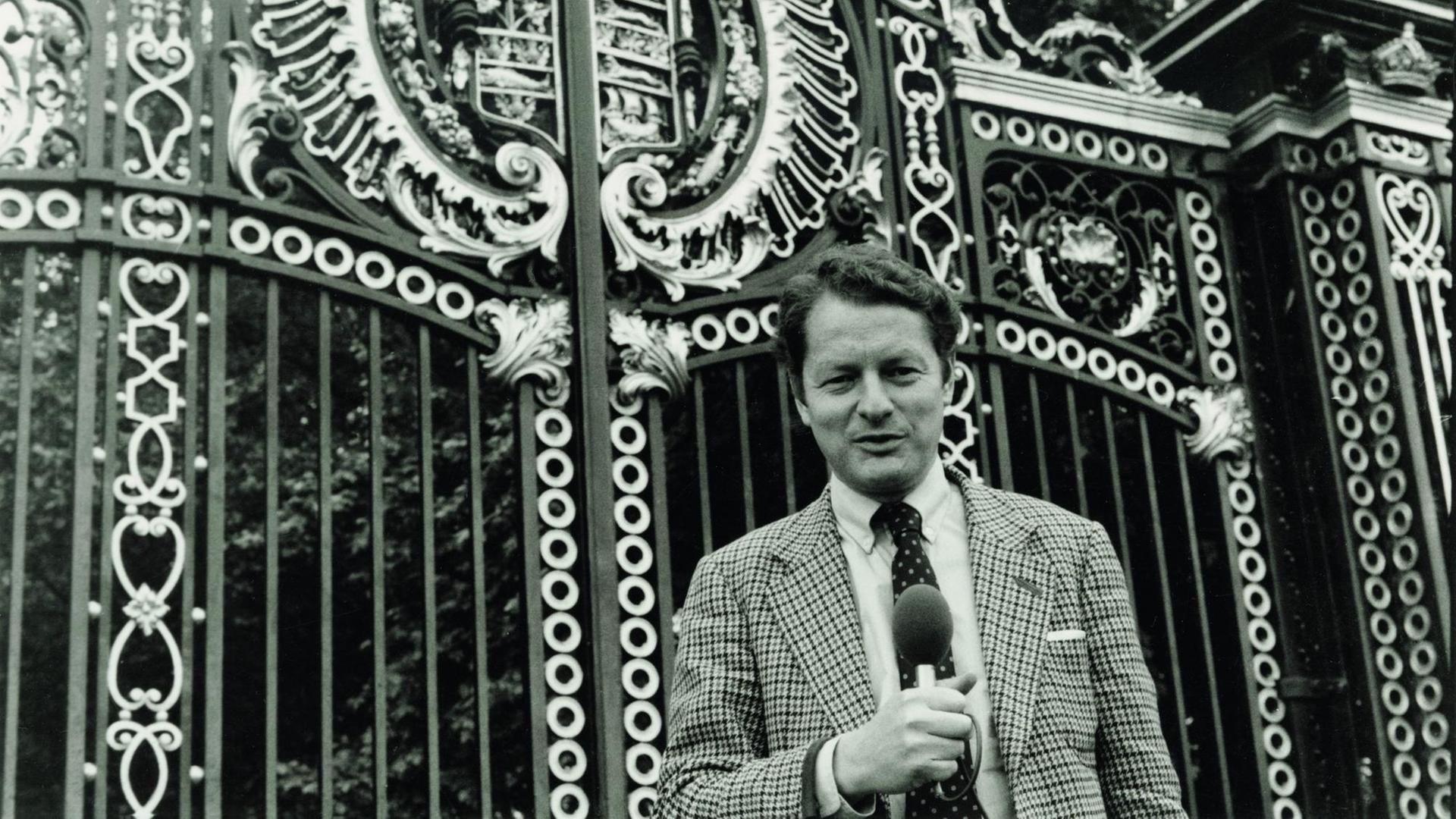 Rolf Seelmann-Eggebert mit einem Mikrofon vor dem Buckingham Palast Rolf Seelmann-Eggebert mit einem Mikrofon vor dem Buckingham Palast