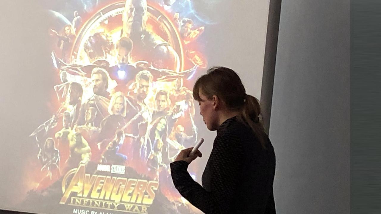 Auf einer Leinwand ist das Filmplakat des Hollywood-Blockbusters „Avengers: Infinity War"