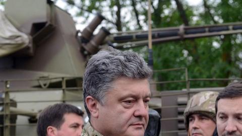 Ukraines Präsident Petro Poroschenko in Tarnkleidung besucht einen Stützpunkt der sogenannten Anti-Terror-Einheit in der Region Donezk.