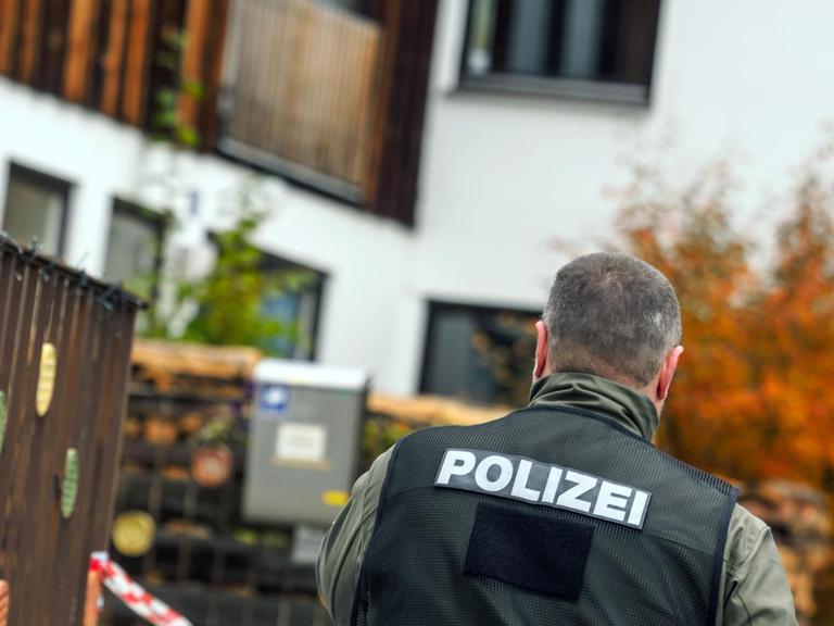 Ein Polizist in Georgensgmünd (Bayern) vor dem Haus, in dem ein 49-jähriger Anhänger der Reichsbürgerbewegung auf Polizisten geschossen hat.