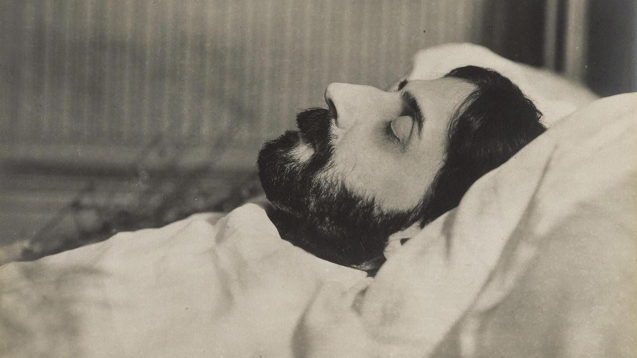 Historische Fotografie von Marcel Proust auf seinem Totenbett, mit geschlossenen Augen, 1922.