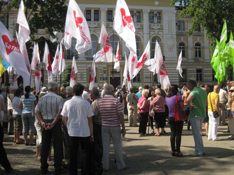 Julia Timoschenkos Unterstützer vor dem Gericht in Charkiw