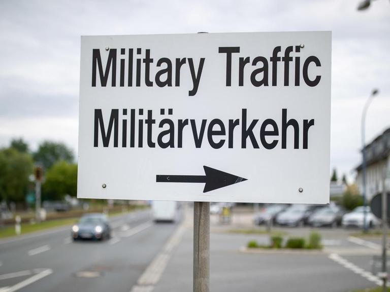 "Military Traffic - Militärverkehr" steht auf einem Schild neben einem Eingang zum Truppenübungsplatz der US-Army im Bayrischen Grafenwöhr.