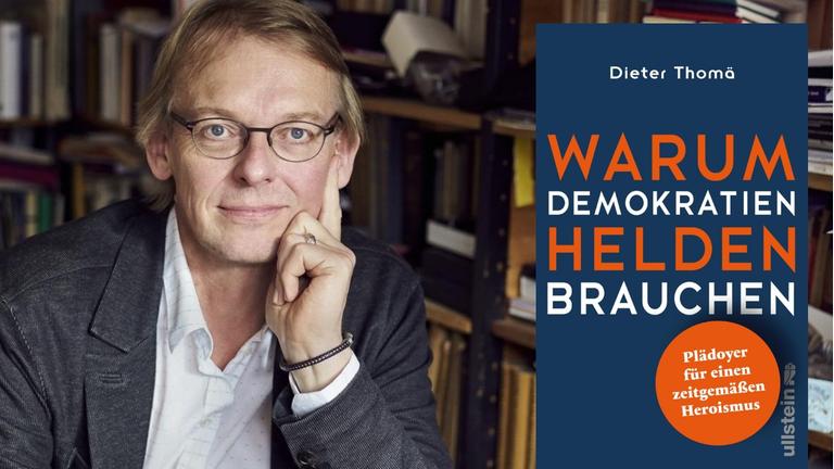 Buchcover "Warum Demokratien Helden brauchen"/ Dieter Thomä im Hintergrund Bücherwande