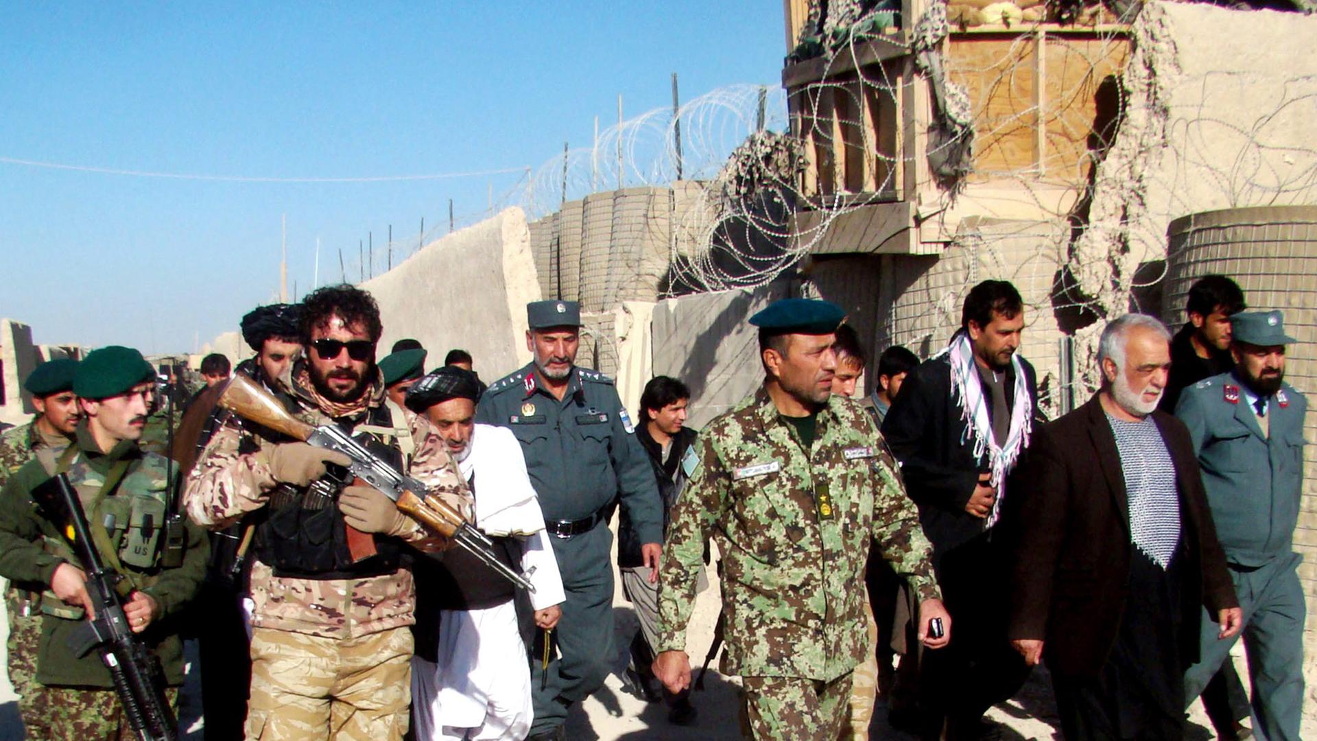Der Gouverneur der afghanischen Provinz Helmand, Muhammad Naeem Baloch, inmitten afghanischer Sicherheitskräfte Der Gouverneur der afghanischen Provinz Helmand, Muhammad Naeem Baloch, inmitten afghanischer Sicherheitskräfte