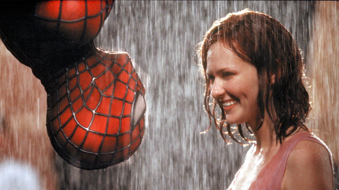 Spider-Man (Tobey Maguire) 'hängt' kopfüber seiner Jugendliebe Mary Jane Watson (Kirsten Dunst) gegenüber 