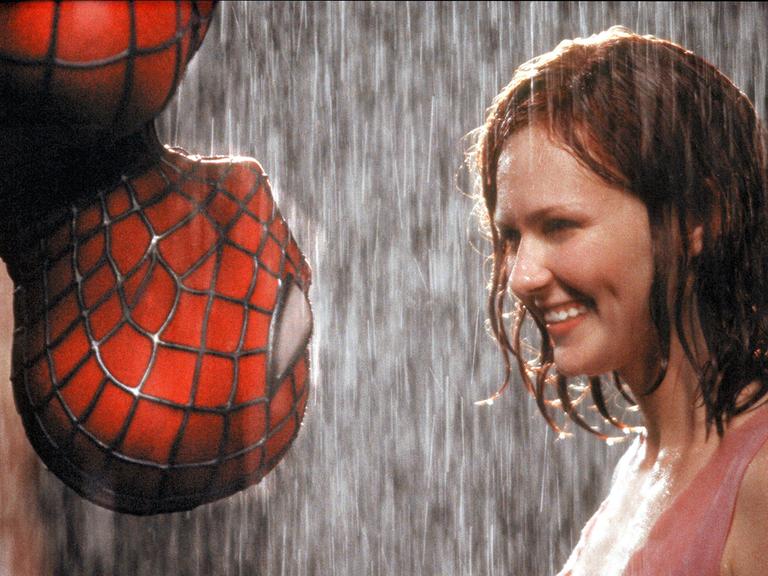 Spider-Man (Tobey Maguire) 'hängt' kopfüber seiner Jugendliebe Mary Jane Watson (Kirsten Dunst) gegenüber