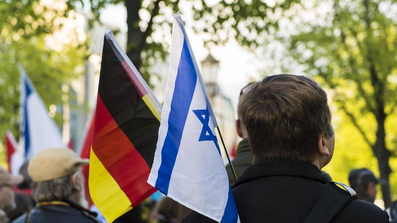 Eine Demonstration zum Jewish Holocaust Memorial Day am 27. April 2017 in Berlin, Deutschland