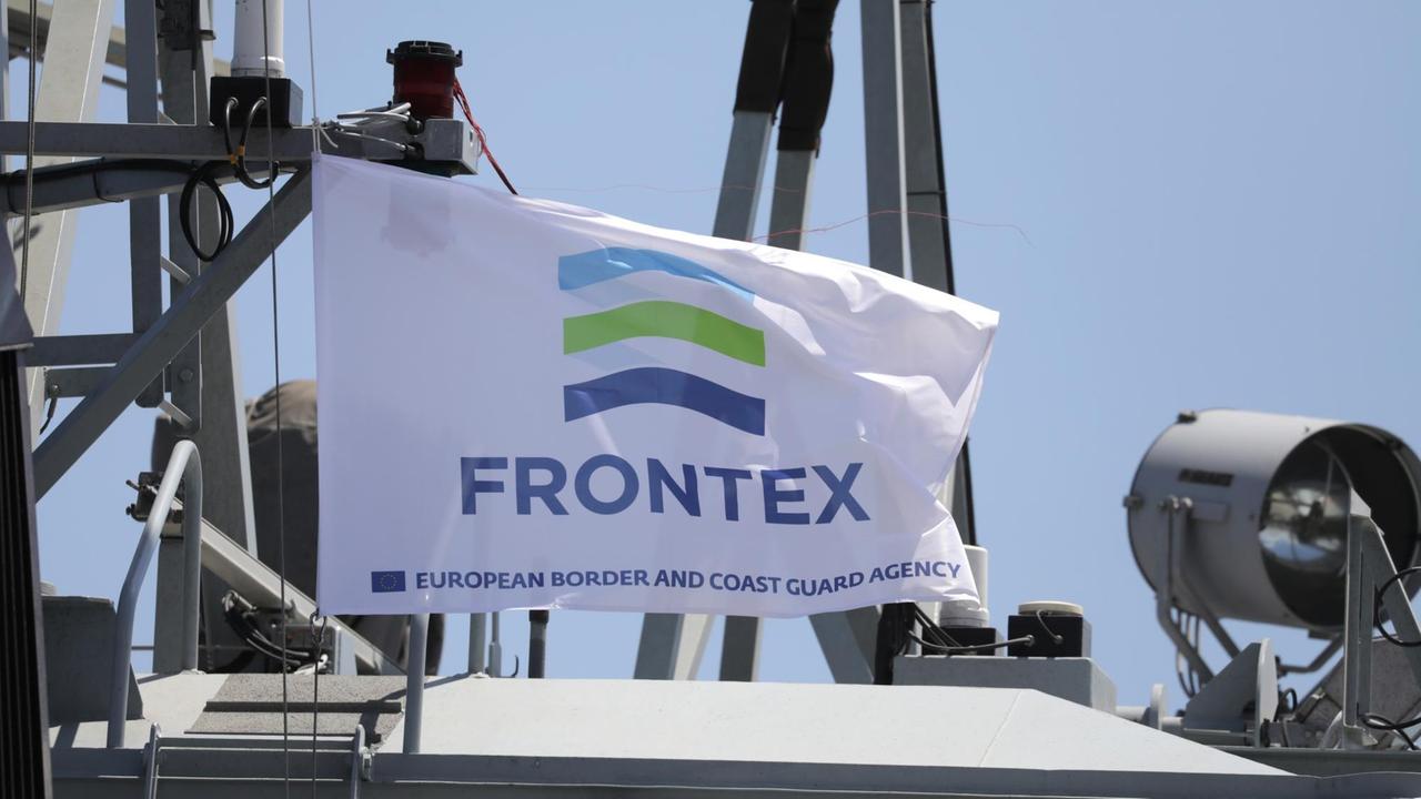 Die Fahne der Europäischen Agentur für die Grenz- und Küstenwache Frontex