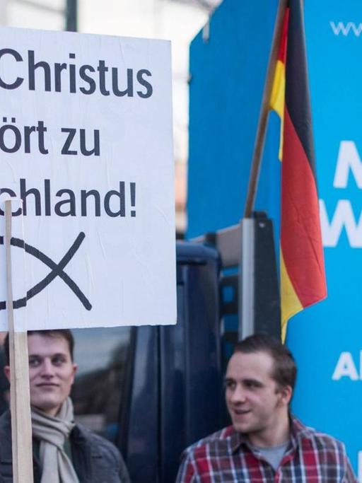 AfD Anhänger mit einem Schild "Jesus Christus gehört zu Deutschland".