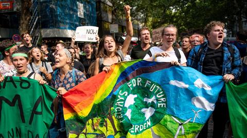 02.08.2019, Nordrhein-Westfalen, Dortmund: Demonstranten der Bewegung Fridays for Future protestieren in der Innenstadt.