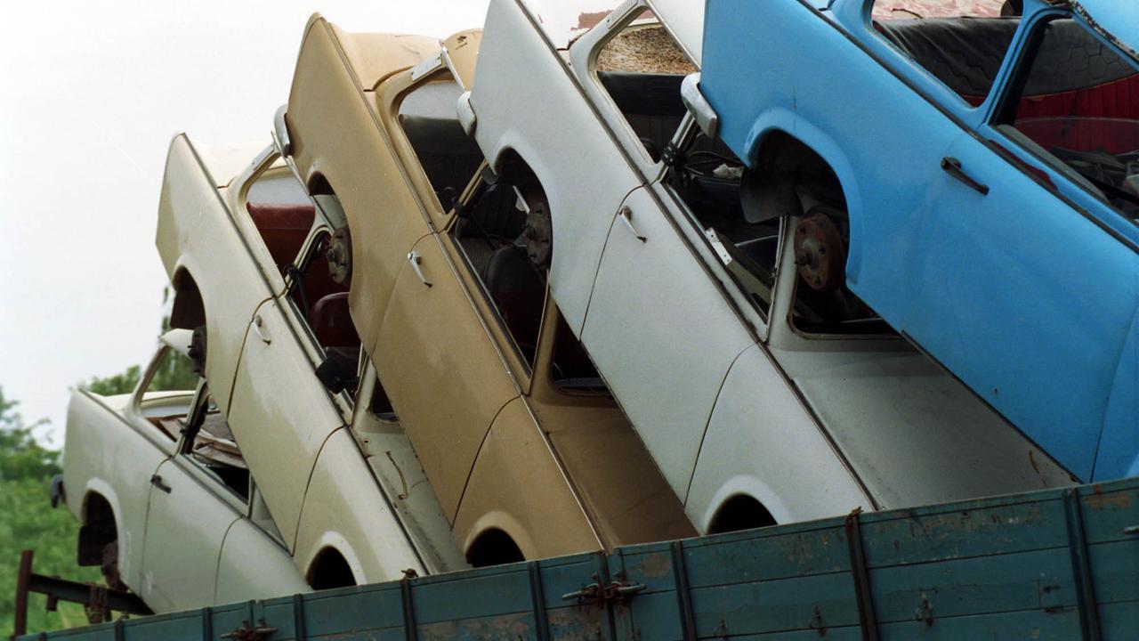 Der Trabant - Entsorgung "en gros", aufgenommen im Jahr 1991 im Straßenbild von Berlin.