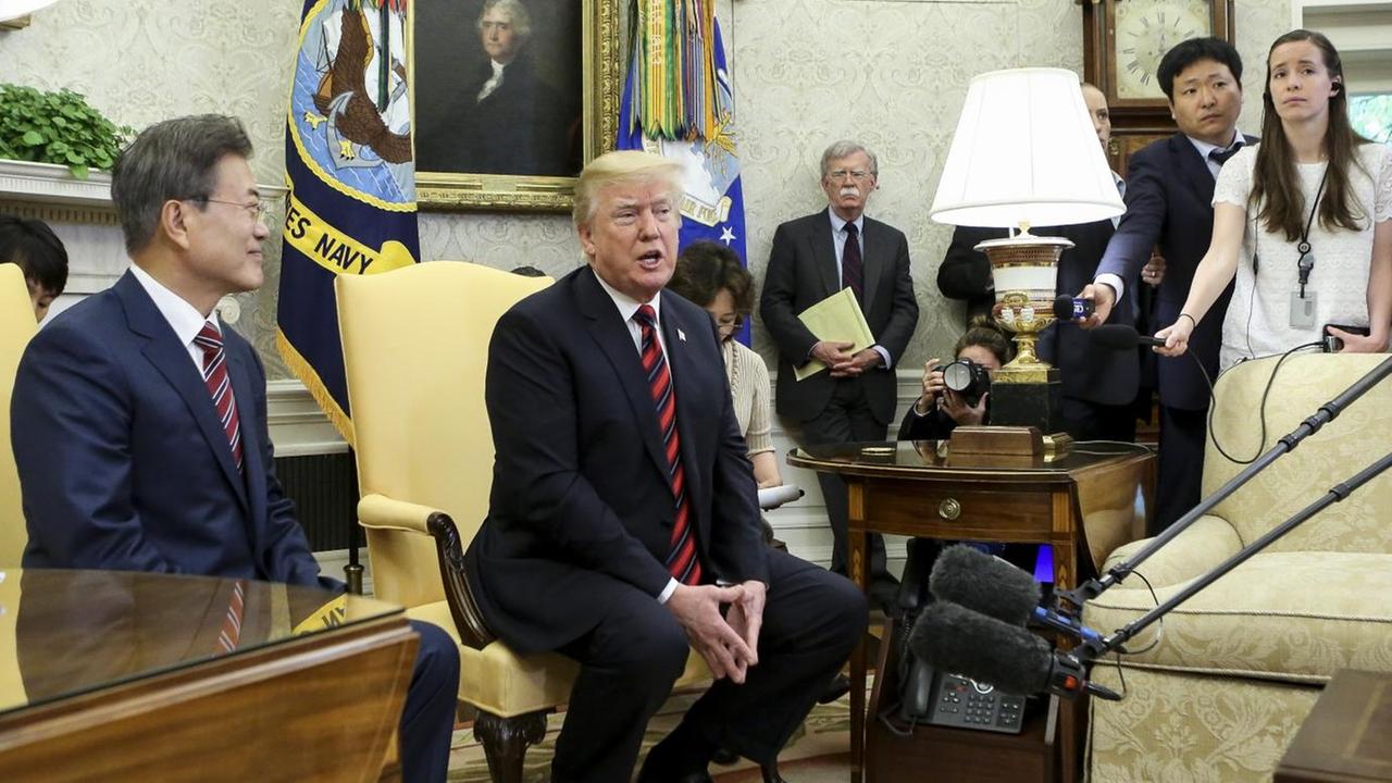 United States President Donald J. Trump speaks as South Korean President Moon Jae-in listens during a meeting in the Oval Office of the White House on May 22, 2018 in Washington DC. Credit: Oliver Contreras / Pool via CNP | Verwendung weltweit