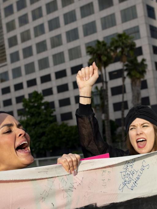 Frauen protestieren in Los Angeles gegen Einschränkungen der Abtreibungen, nachdem Alabama die restriktivsten Abtreibungsverbote in den USA verabschiedet hatte.