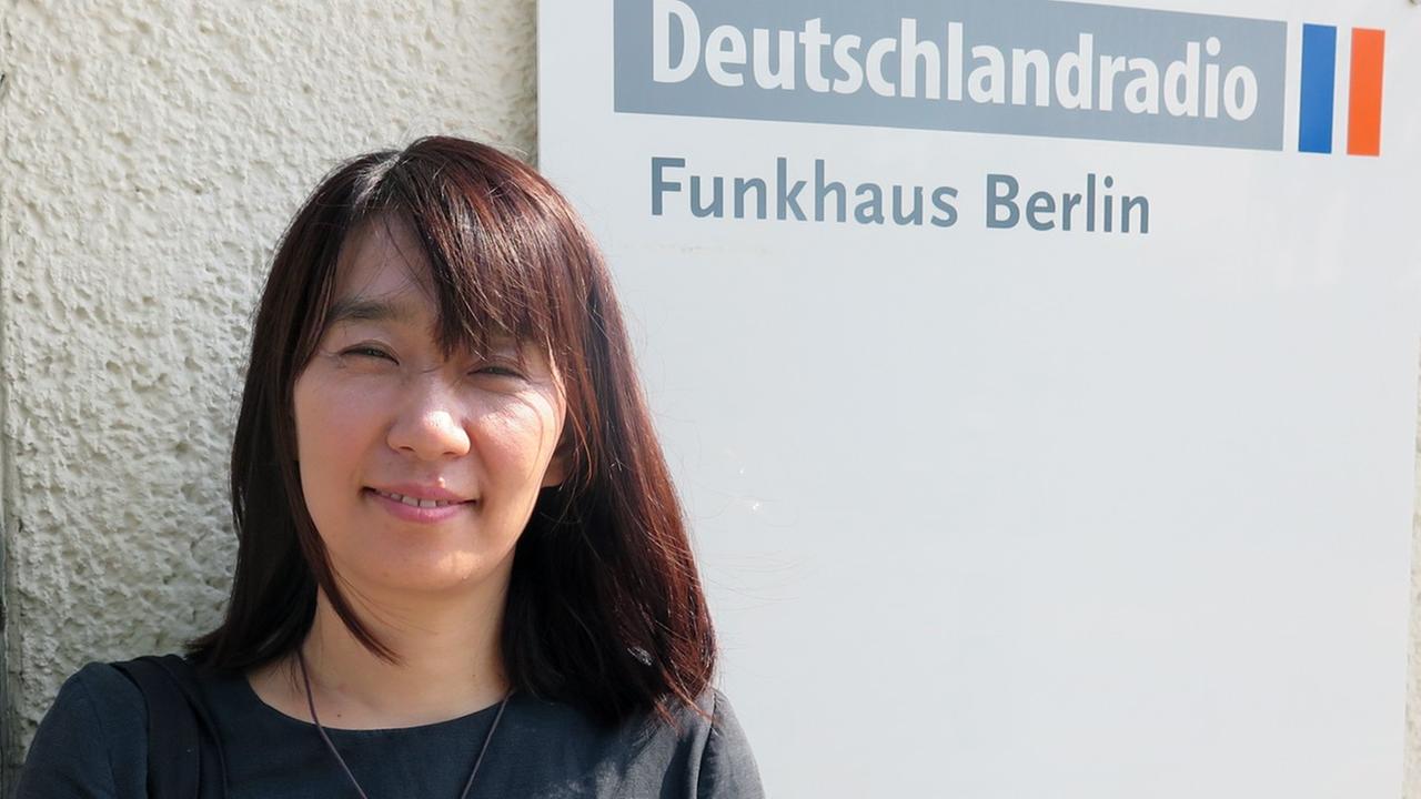 Die südkoreanische Autorin Han Kang vor dem Funkhaus von Deutschlandradio Kultur