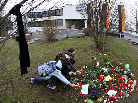 Ein Trauerflor hängt vor der Albertville-Realschule in Winnenden.