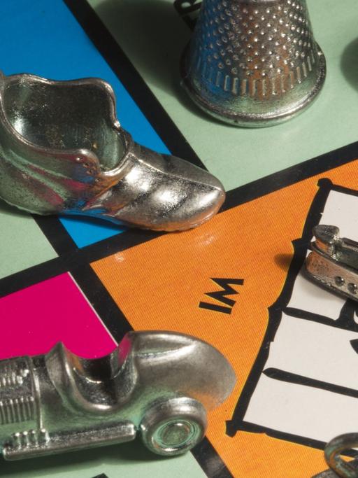 Die Spielfiguren des Monopoly-Spiels sind auf dem Spielbrett zu sehen.