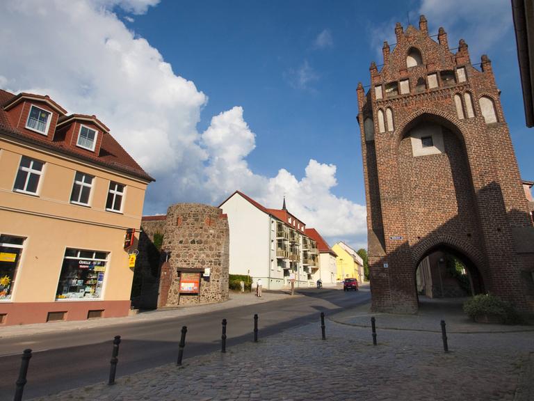 Blick in eine Straße in der brandenburgischen Stadt Templin mit dem Mühlentor, einem der drei historischen Stadttore