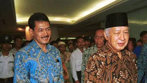 Die USA und Westeuropa feierten General Suharto (r.) damals für seinen Kampf gegen die Kommunisten. Augustin ist sich sicher, "dass mehr als ein Auge zugedrückt wurde in Bezug auf diese Morde."