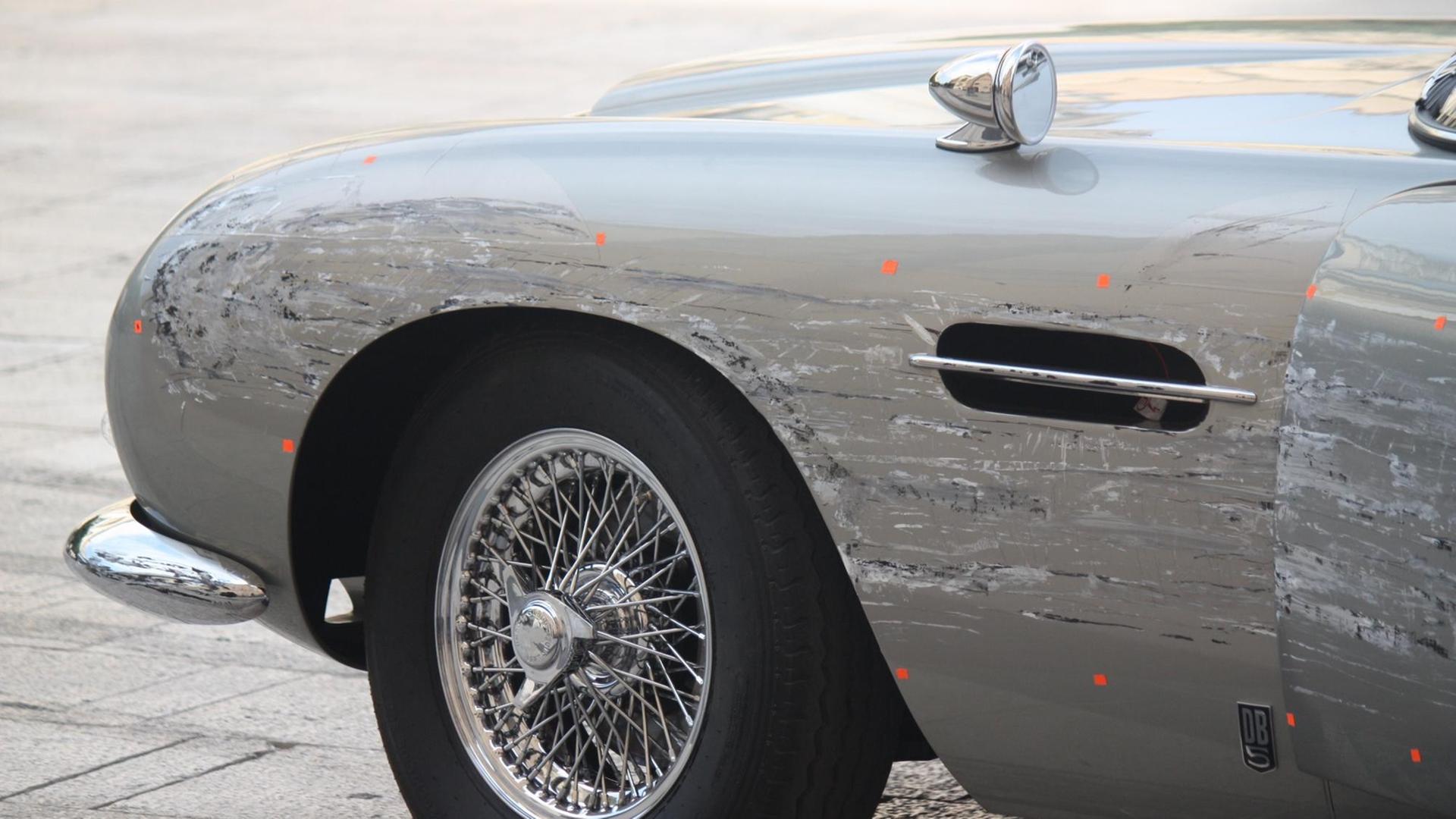 Simulierte Kratzer auf dem Filmauto Aston Martin DB5 aus dem James Bond-Film "No time to die"