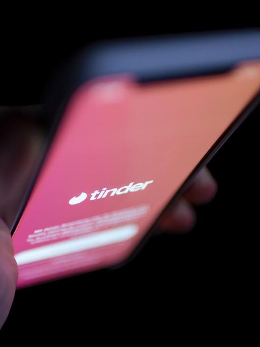 Die App von Tinder auf einem Smartphone.