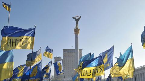 Zehntausende Regierungsgegner in der ukrainischen Hauptstadt Kiew haben zum sechsten Mal in Folge bei einer großen Sonntagskundgebung gegen die prorussische Führung protestiert.