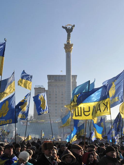 Zehntausende Regierungsgegner in der ukrainischen Hauptstadt Kiew haben zum sechsten Mal in Folge bei einer großen Sonntagskundgebung gegen die prorussische Führung protestiert.