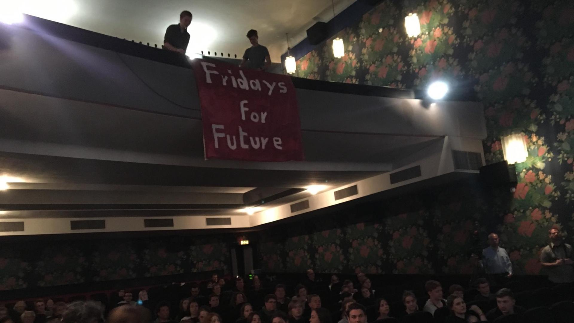 Die gefüllten Sitze in einem Kinosaal und ein Fridays-for-Future-Banner
