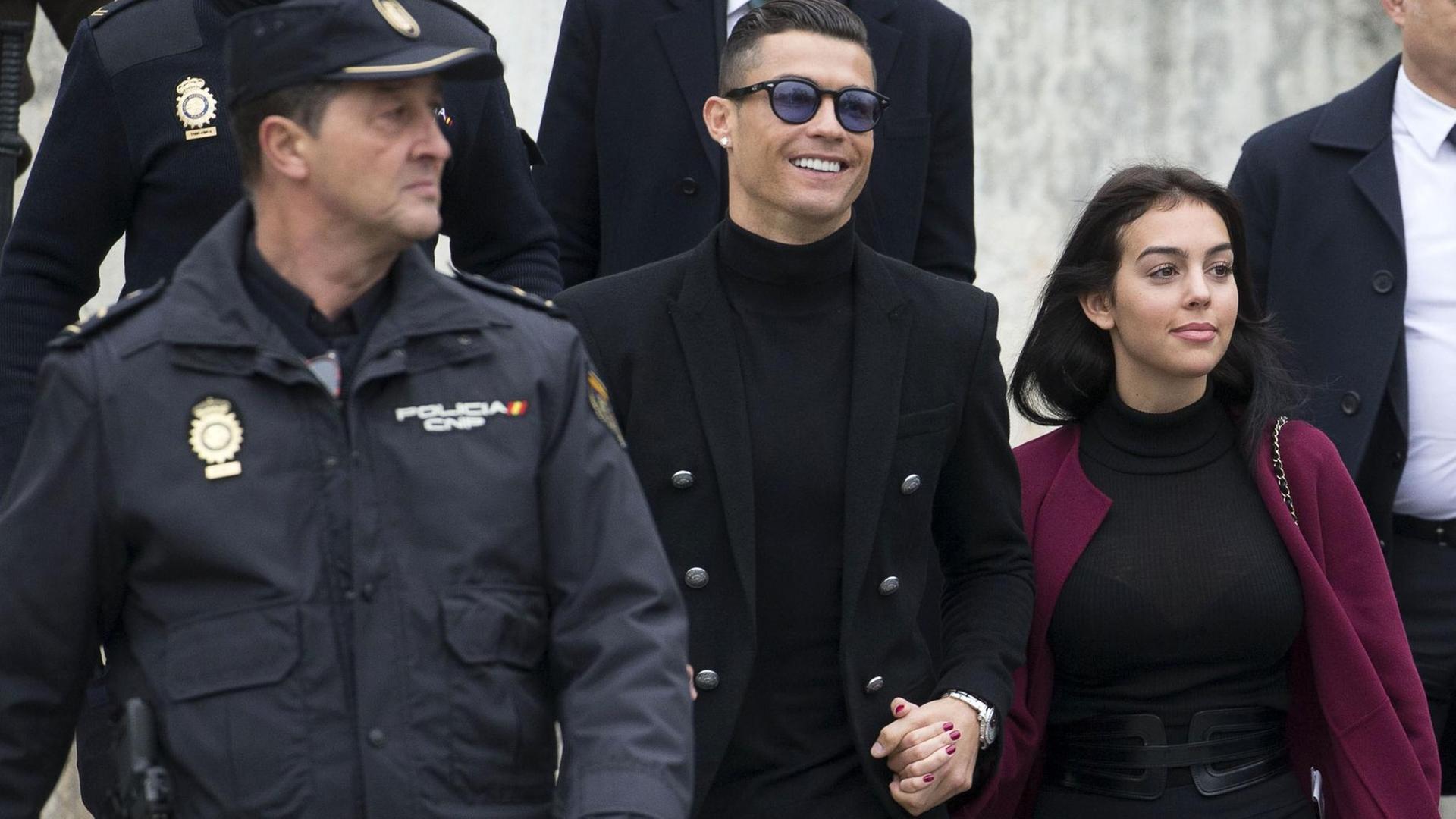 Cristiano Ronaldo mit Freundin Georgina Rodriguez vor dem Landgericht von Madrid anlässlich seines Steuerhinterziehungsverfahrens. Madrid, 22.01.2018 | Verwendung weltweit