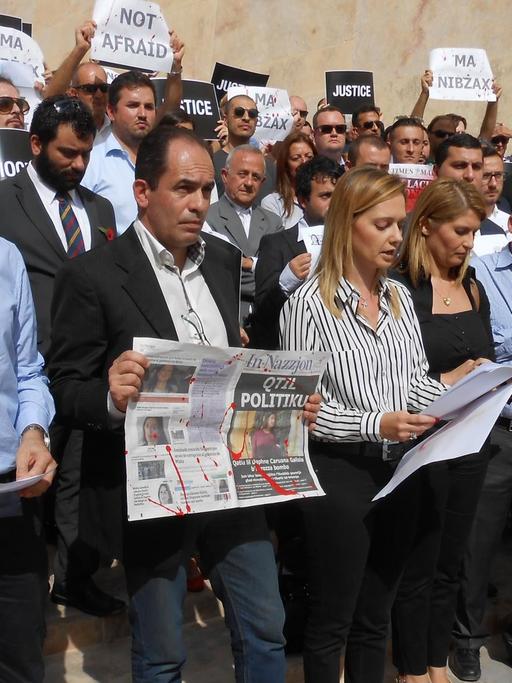 Journalisten auf Malta demonstrieren vor dem Parlament. Sie gedenken ihrer ermordeten Kollegin Daphne Caruana Galizia.