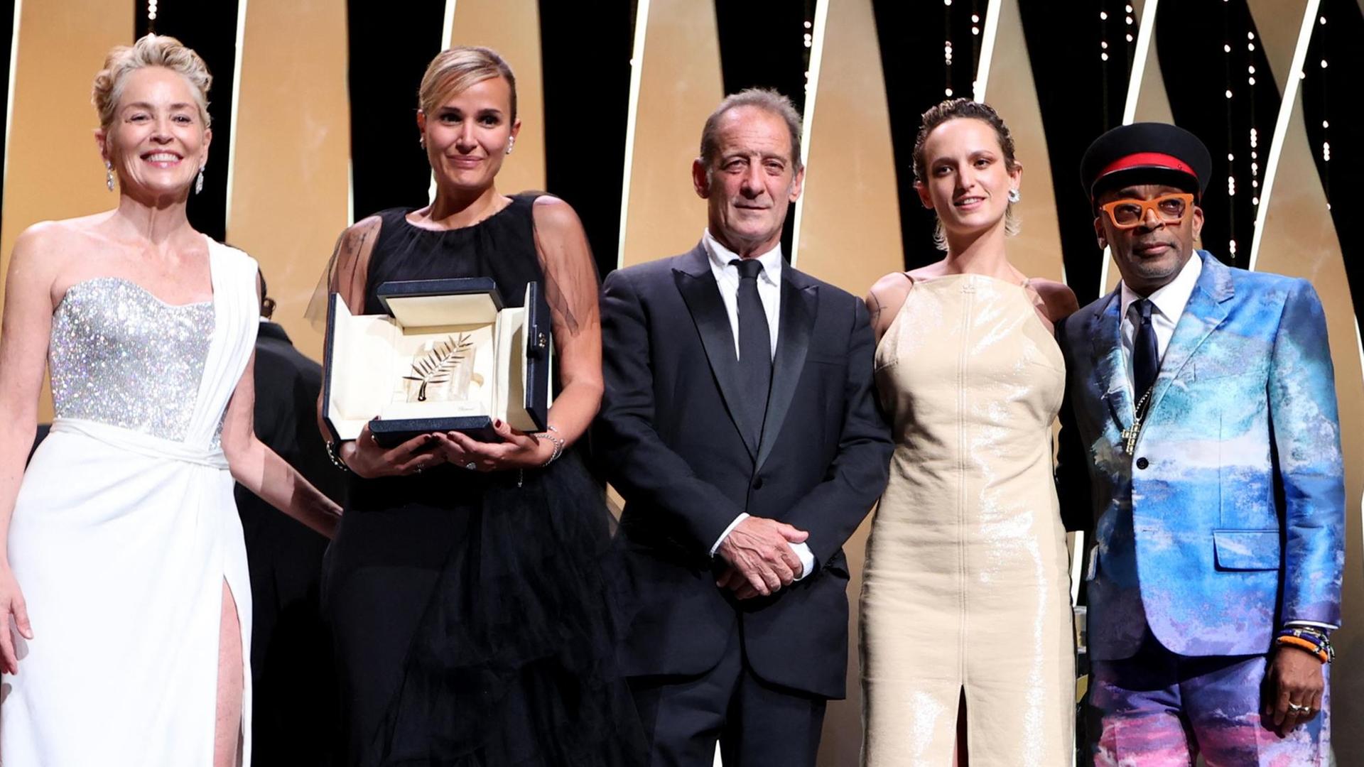 V.l.: Schauspielerin Sharon Stone, Regisseurin Julia Ducournau, Schauspieler Vincent Lindon, Schauspielerin Agathe Rousselle und Jurypräsident Spike Lee bei der Presiverleihung der Goldenen Palme in Cannes.