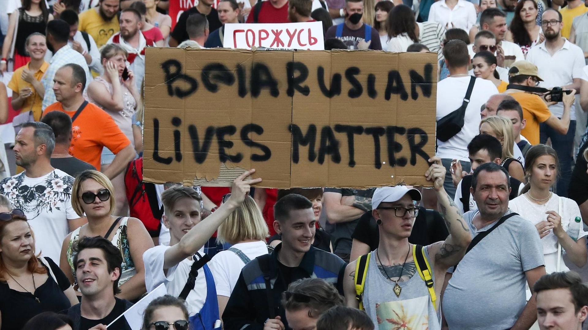 Oppositionelle Aktivisten nehmen am 17.8.2020 in Minsk an einer friedlichen Demonstration teil.