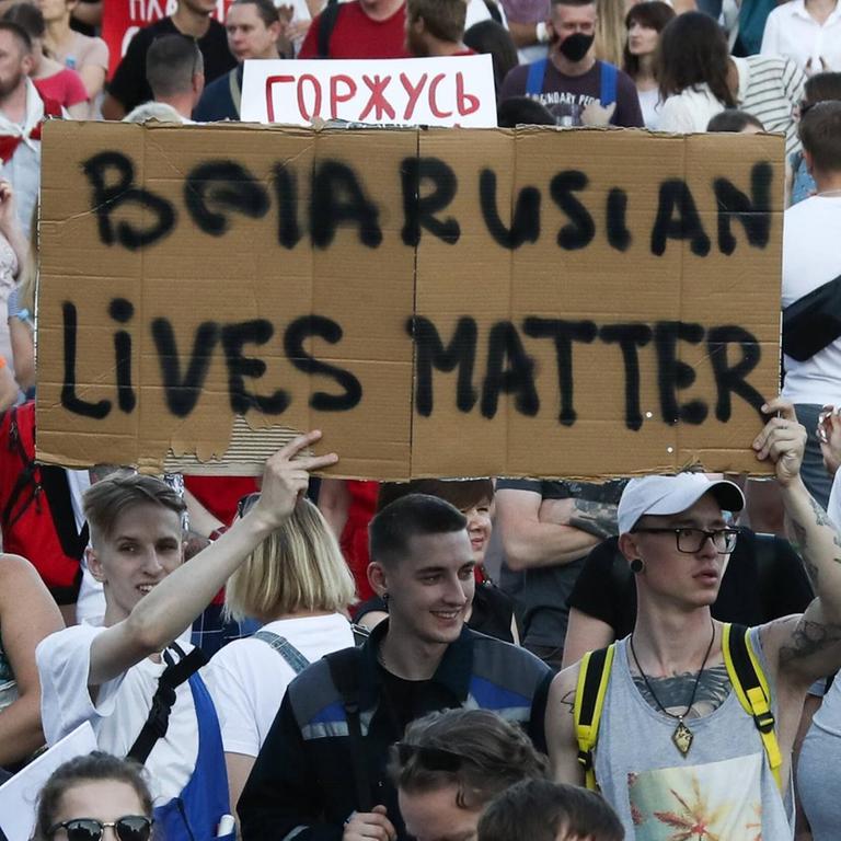 Oppositionelle Aktivisten nehmen am 17.8.2020  in Minsk an einer friedlichen Demonstration teil.