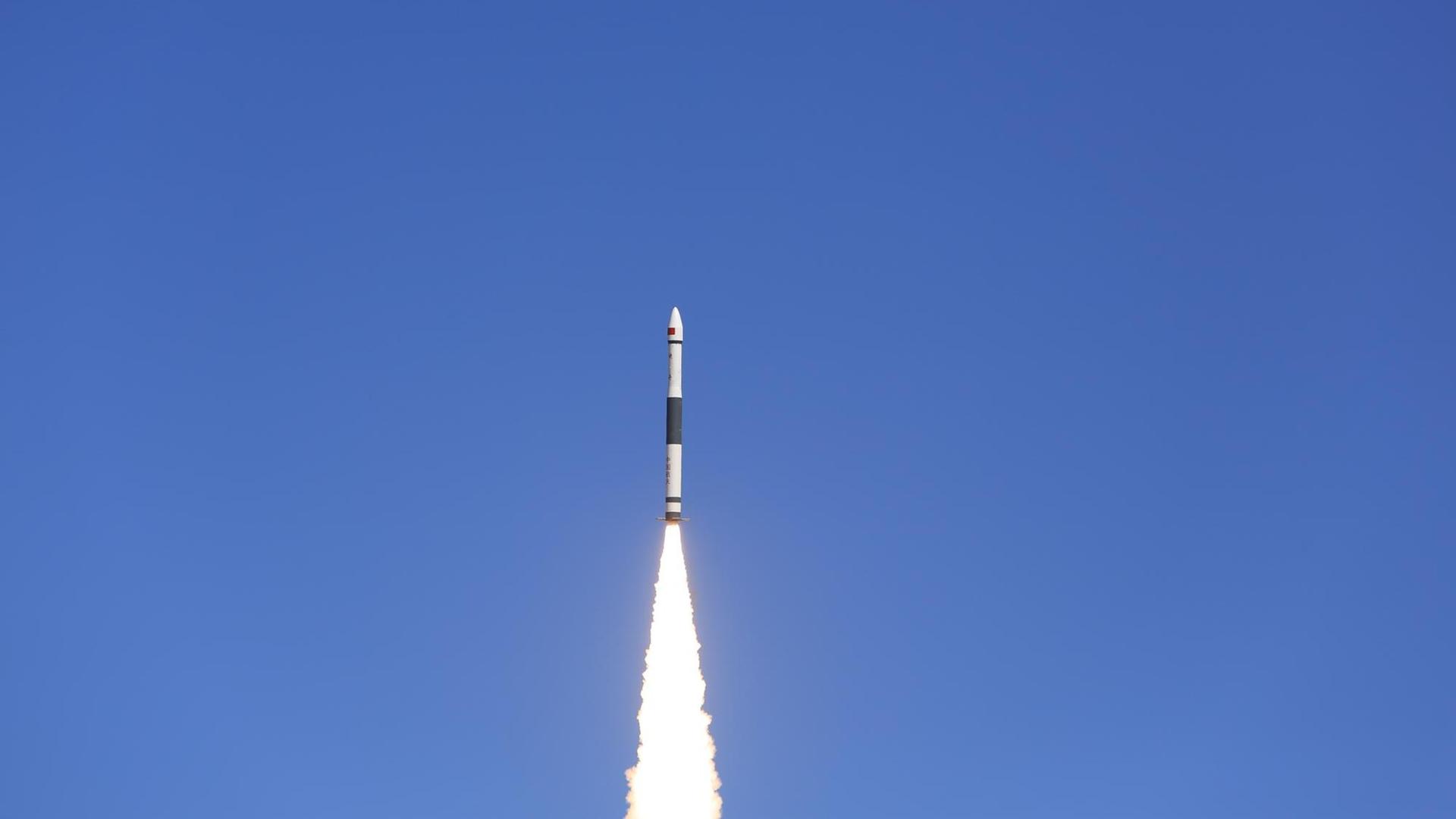 Die weiße Rakete startet senkrecht in den Himmel