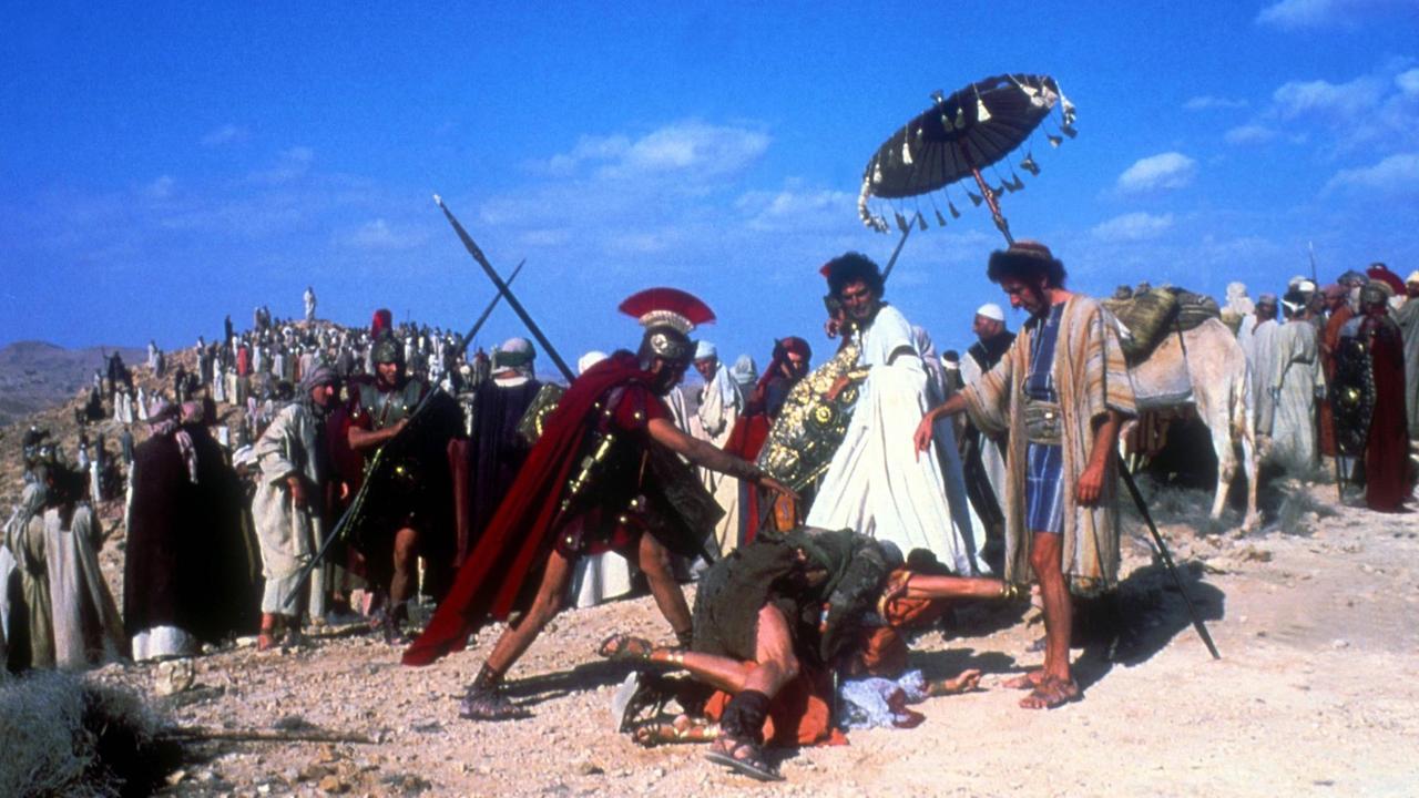 Filmstill aus "Das Leben des Brian" - ein Römer streckt einen Mann nieder