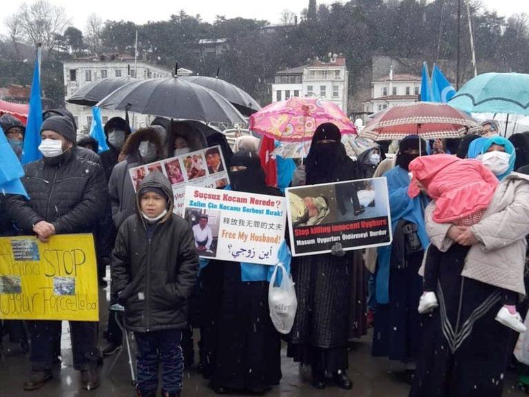 Mitglieder der uigurischen Gemeinschaft, die in der Türkei leben, halten Bilder von vermissten Familienmitgliedern hoch und skandieren «China Stop Genocide» («China, stoppe den Genozid») in der Nähe des chinesischen Konsulats.