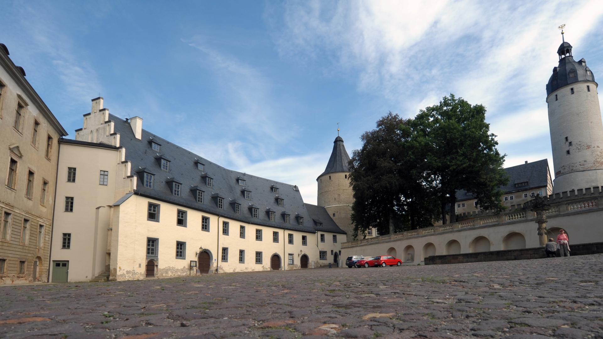 Der Hof des Altenburger Schlosses, links der Festsaalflügel, im Hintergrund der Mantelturm, rechts der Hausmannsturm.