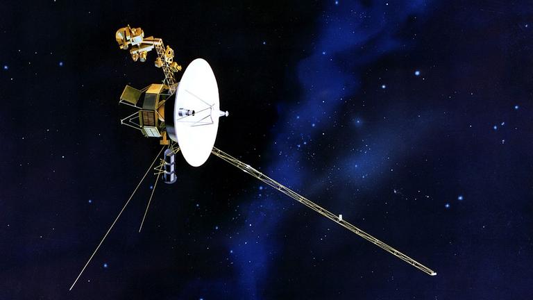 Die Raumsonde Voyager mit ihrer großen Parabolantenne und mehreren Auslegern für Instrumente und die Energieversorgung