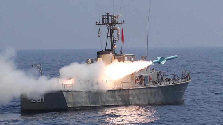 Ein iranisches Kriegsschiff feuert bei einem Manöver eine Rakete ab.