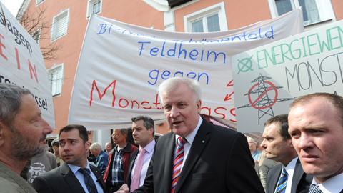 Horst Seehofer im Kreis von Trassen-Gegnern in Bergen bei Neuburg an der Donau (Bayern)