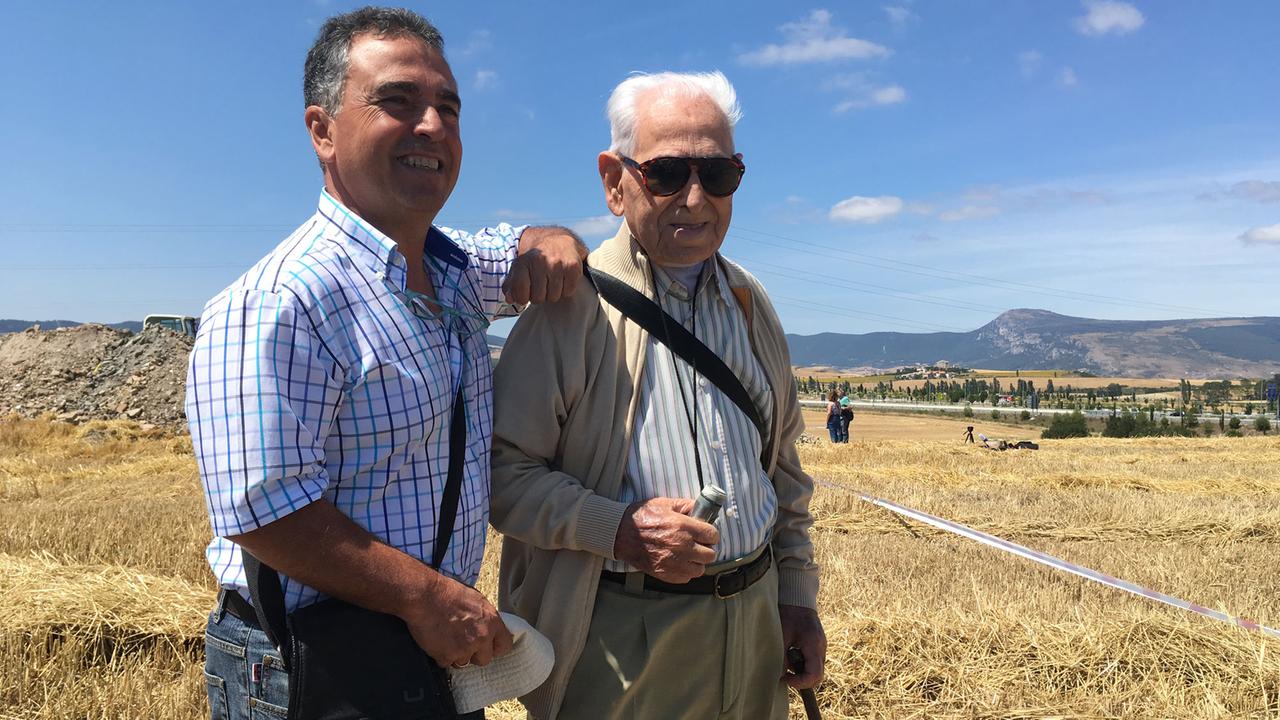 Der 97-jährige Doroteo Irurita beobachtet die Ausgrabungen.