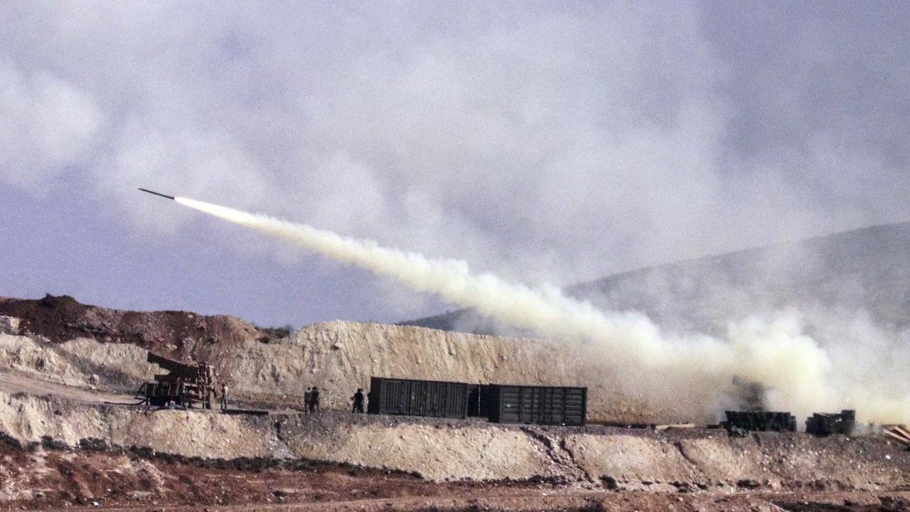Das Foto zeigt eine Rakete mit rauchendem Schweif, die gerade von einem Raketenwerfer abgeschossen wurde. Das Foto zeigt eine Rakete mit rauchendem Schweif, die gerade von einem Raketenwerfer abgeschossen wurde.