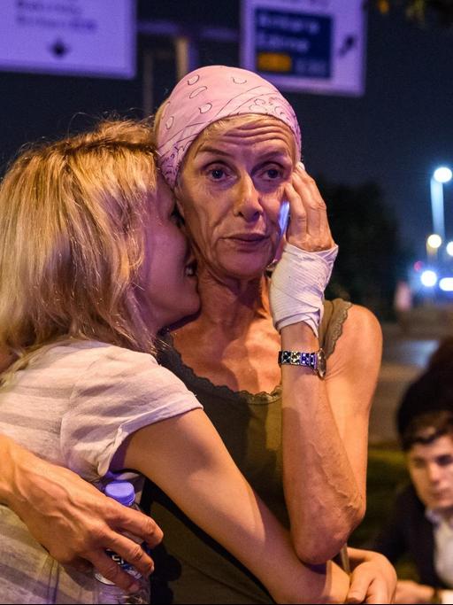 Vor dem Atatürk-Flughafen in Istanbul trauern Menschen.