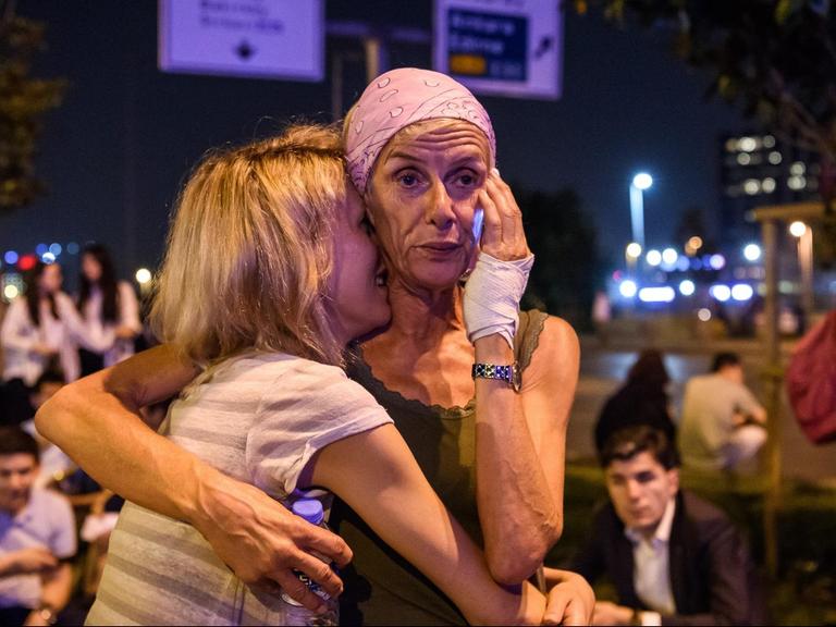 Vor dem Atatürk-Flughafen in Istanbul trauern Menschen.