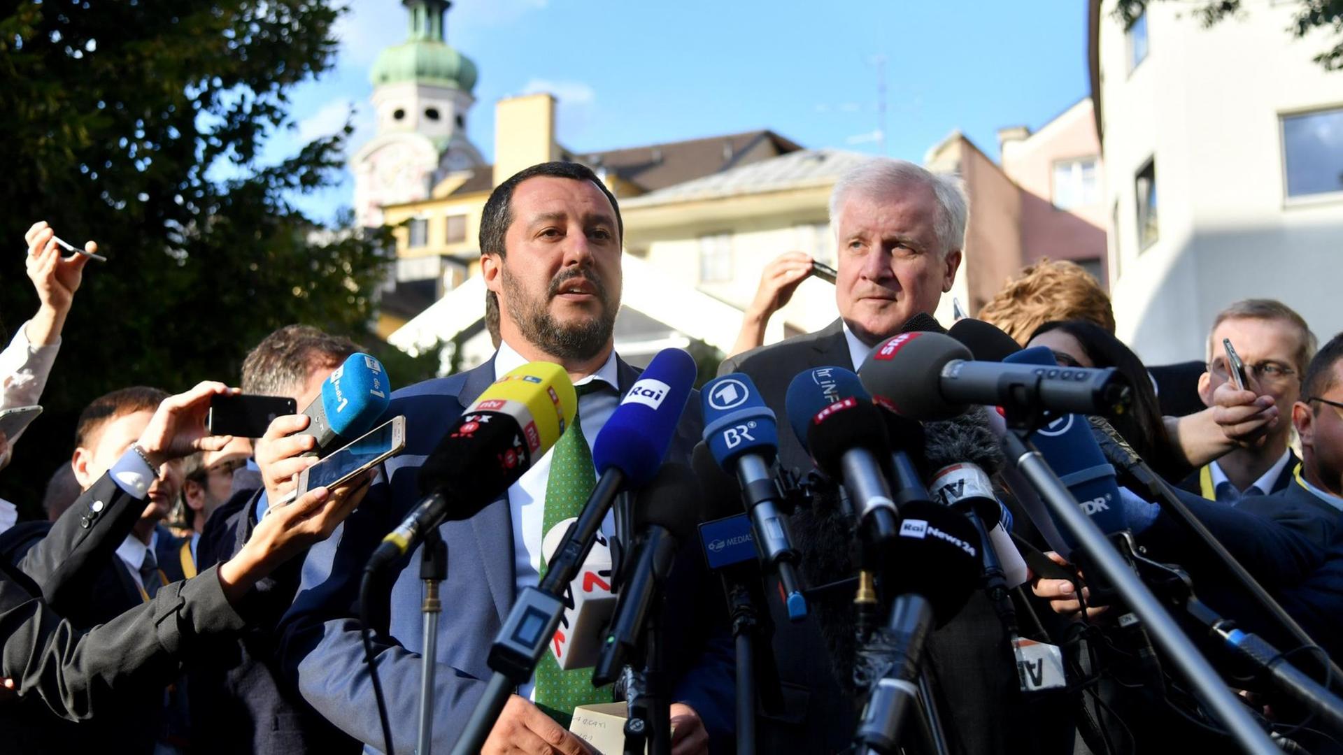 Die beiden Innenminister in Innsbruck: Matteo Salvini (l) und Horst Seehofer treten vor die Mikrofone der Presse