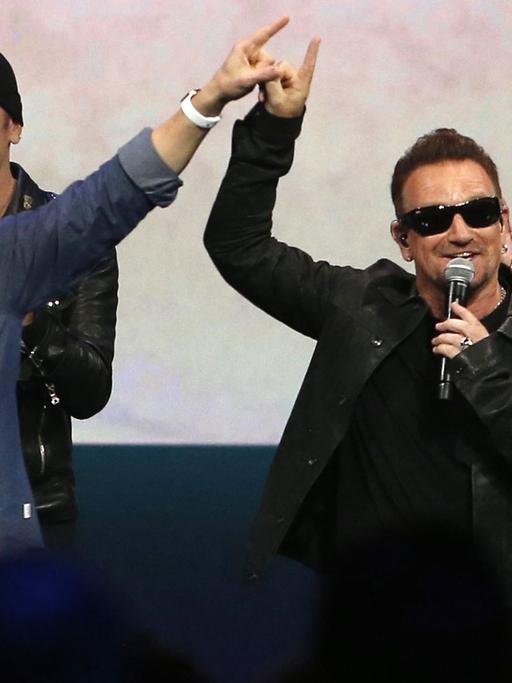 Hand in Hand: Apple-Chef Tim Cook und U2-Sänger Bono