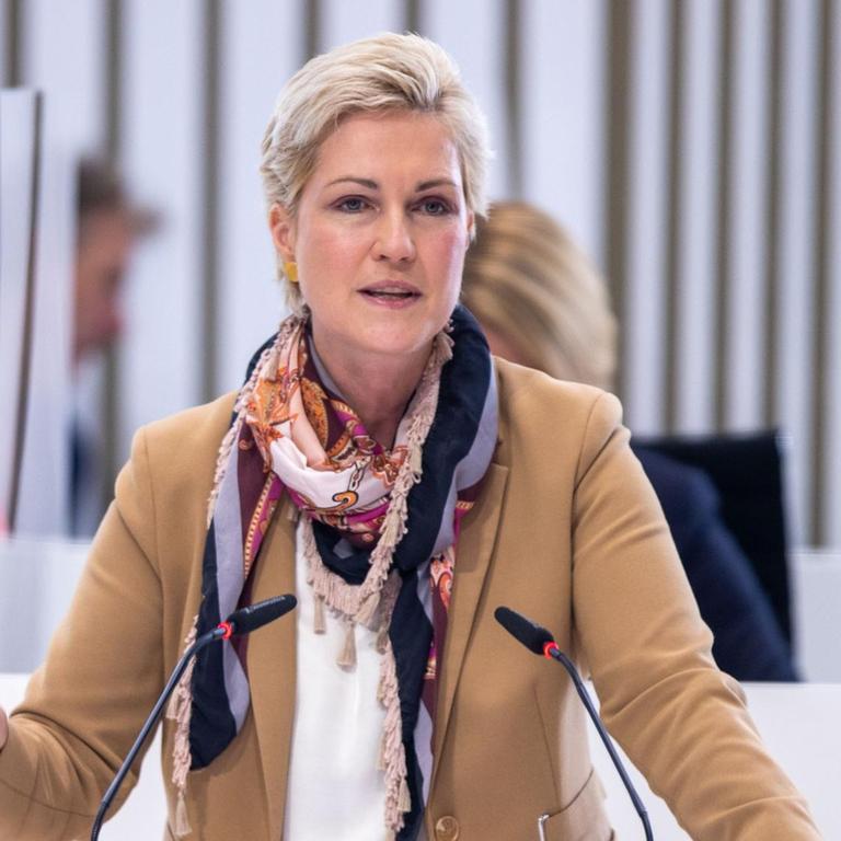 Manuela Schwesig (SPD), Ministerpräsidentin von Mecklenburg-Vorpommern, spricht im Landtag zum Nachtragshaushalt der Landesregierung 2020/2021 zur Bewältigung der Folgen der Corona-Krise.