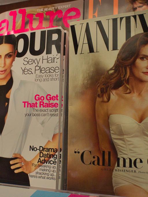 In einem Zeitschriftenladen in New York ist die neueste Ausgabe der "Vanity Fair" zu sehen. Das Cover des Magazins ziert Caitlyn Jenner, die früher als Zehnkämpfer Bruce Jenner bekannt war.