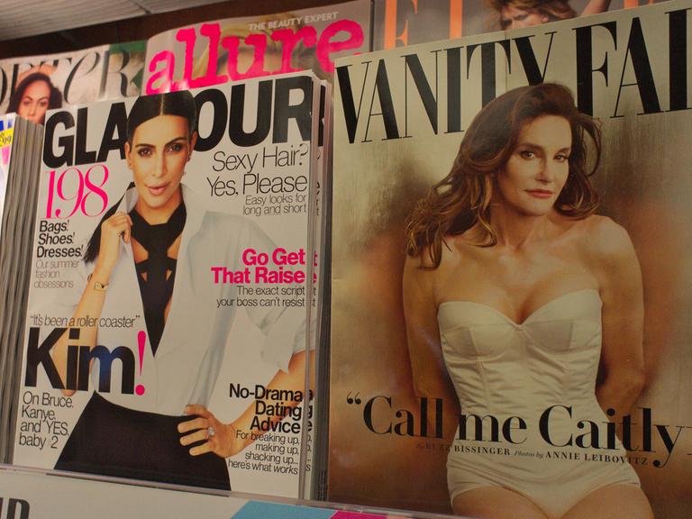 In einem Zeitschriftenladen in New York ist die neueste Ausgabe der "Vanity Fair" zu sehen. Das Cover des Magazins ziert Caitlyn Jenner, die früher als Zehnkämpfer Bruce Jenner bekannt war.